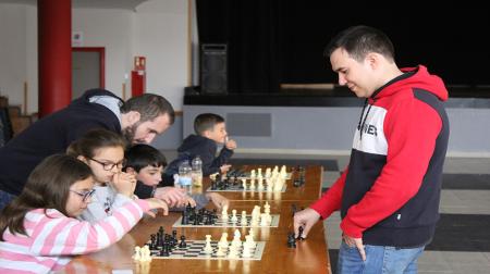 Imagen Daniel Forcén comparte su talento y pasión por el ajedrez en Tardienta