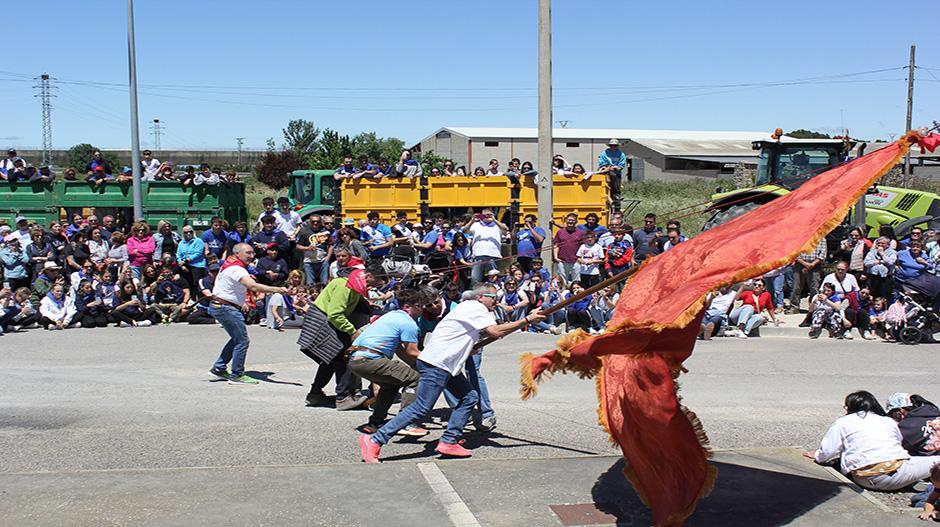 Imagen Los cofrades vencen al viento e inclinan su Bandera ante Santa Quiteria