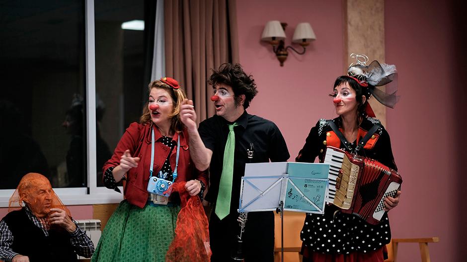 Imagen Tres payasos terapéuticos visitan la residencia municipal de Tardienta