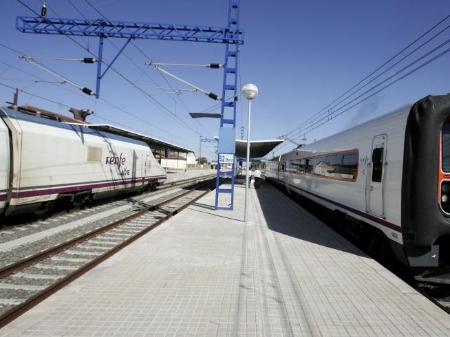 Imagen Adif cortará del 1 al 31 de agosto las líneas Zaragoza-Canfranc y...